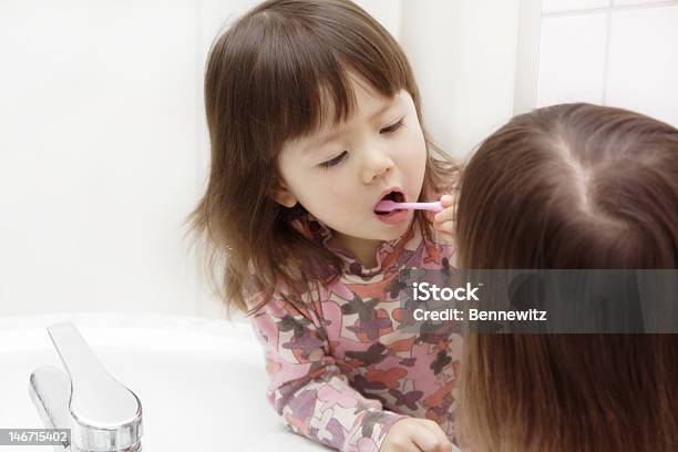 Dziewczynka Szczotkowanie Zęby Z Koncentracją - zdjęcia stockowe i więcej obrazów Japończycy - Japończycy, Maluch, Myć zęby