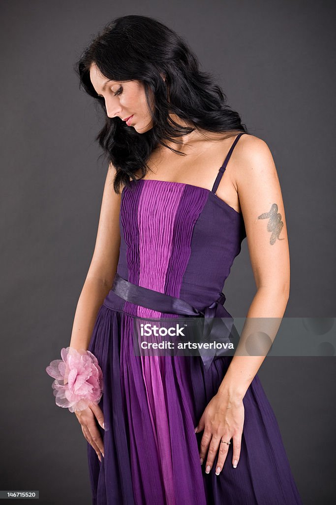 Schöne brunette Frau in Violett Lila fashion Kleid - Lizenzfrei Schlange - Kriechtier Stock-Foto