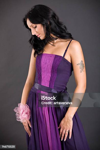 Schöne Brunette Frau In Violett Lila Fashion Kleid Stockfoto und mehr Bilder von Schlange - Kriechtier - Schlange - Kriechtier, Tätowierung, 20-24 Jahre