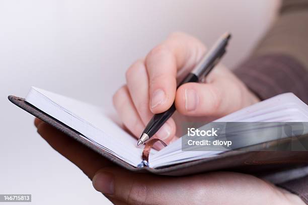 Weibliche Hand Schreibt Notizen Auf Notebook Stockfoto und mehr Bilder von Arbeiten - Arbeiten, Berufliche Beschäftigung, Bildschärfe