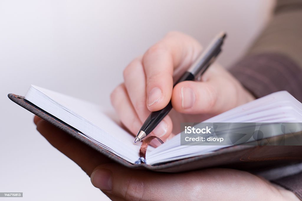 Femmina mano note di scrittura in notebook - Foto stock royalty-free di Adulto