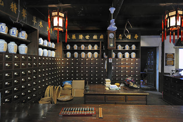 vecchio cinese farmacia - traditional chinese medicine foto e immagini stock