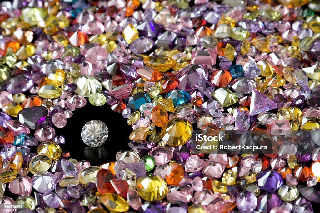 Solitaire с бриллиантами в обрамлении ярких камней - Стоковые фото Аквамарин роялти-фри
