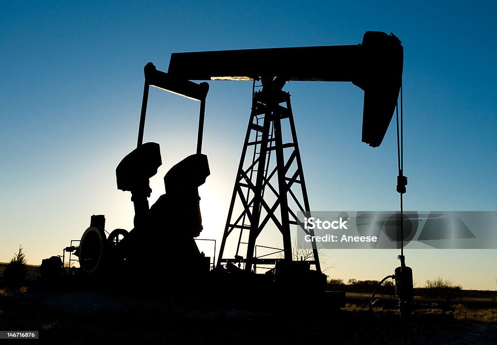 Plataforma petrolífera silueta - Foto de stock de Aire libre libre de derechos