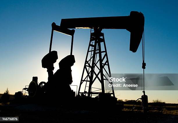 Plataforma Petrolífera Silueta Foto de stock y más banco de imágenes de Aire libre - Aire libre, Azul, Bomba de petróleo