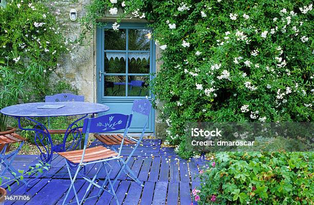 Gartenpatio Stockfoto und mehr Bilder von Blau - Blau, Blume, Design