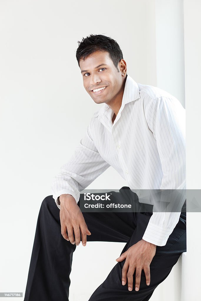 Jovem, Indiana cara bonito inteligente, sentada ao lado de uma janela - Foto de stock de 20 Anos royalty-free