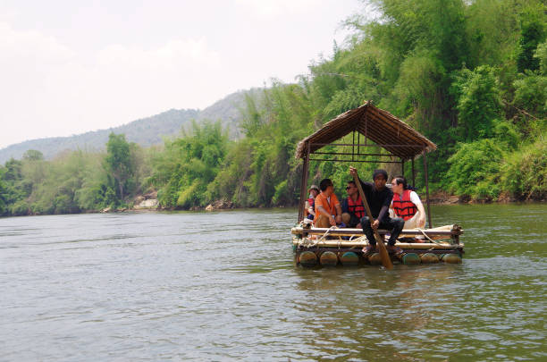 paisaje de tailandia / río abajo en una balsa - rafting thailand river inflatable raft fotografías e imágenes de stock