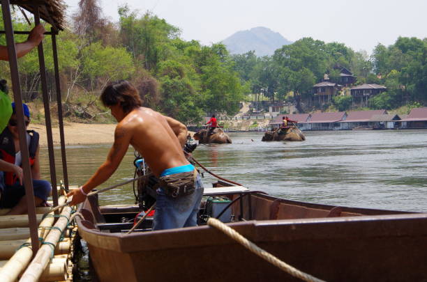 paisaje de tailandia / río abajo en una balsa - rafting thailand river inflatable raft fotografías e imágenes de stock