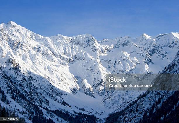 Vista A Las Montañas Foto de stock y más banco de imágenes de Aire libre - Aire libre, Alpes Europeos, Alto - Descripción física