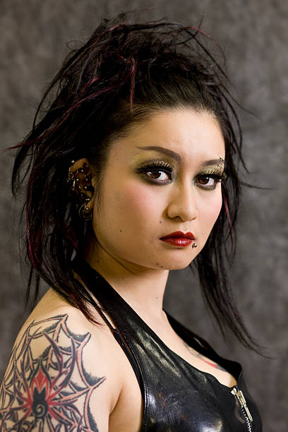 mulher japonesa com tatuagens e piercings - tattoo japanese culture women asian ethnicity imagens e fotografias de stock