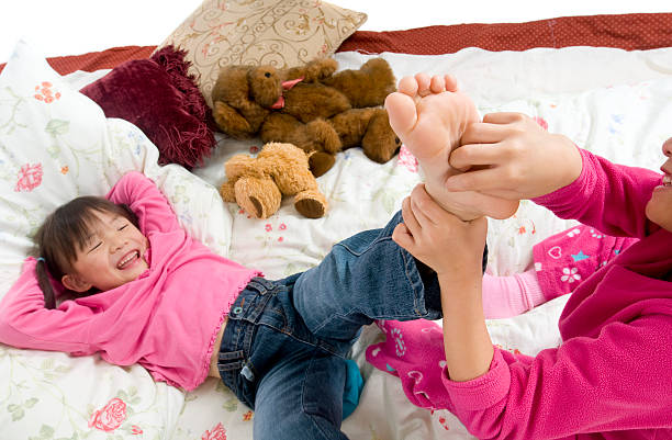 chatouiller carrés - tickling little girls child sister photos et images de collection