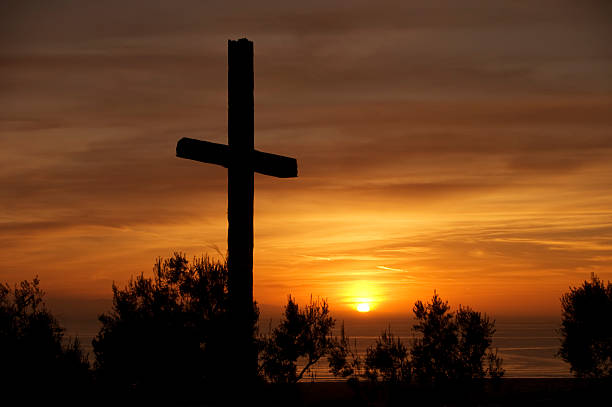 serra cross pôr do sol sobre o oceano pacífico - mission santa barbara imagens e fotografias de stock