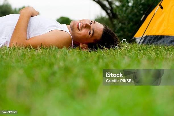 Homem Deitado Na Grama Perto De Tenda - Fotografias de stock e mais imagens de Acampar - Acampar, Adulto, Ao Ar Livre