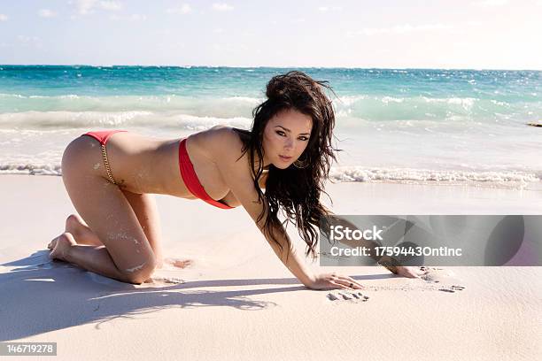 セクシーなモデルトロピカルビーチで - ひざまずくのストックフォトや画像を多数ご用意 - ひざまずく, アジアおよびインド民族, カーリーヘア