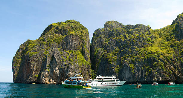 barcos em phi phi lagoa-ilhas - thailand beach nautical vessel phuket province imagens e fotografias de stock