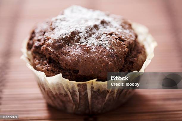 Muffin Com Pedaços De Chocolate - Fotografias de stock e mais imagens de Alimentação Não-saudável - Alimentação Não-saudável, Assado no Forno, Bolo - Sobremesa
