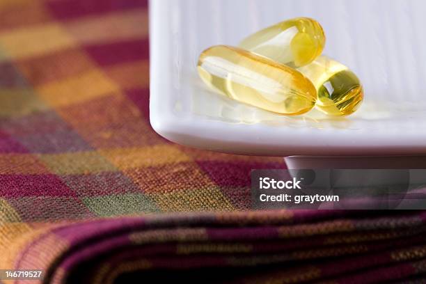 Cápsulas De Óleo De Peixe - Fotografias de stock e mais imagens de Amarelo - Amarelo, Colesterol, Comprimido