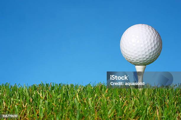 Golf Piłka Na Biały Tshirt Z Bujnej Trawy - zdjęcia stockowe i więcej obrazów Piłka do golfa - Piłka do golfa, Trawa, Pole golfowe