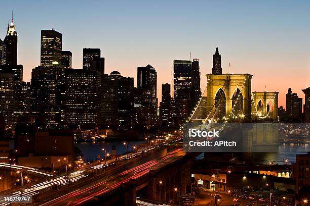 Brooklyn Bridge Nocą - zdjęcia stockowe i więcej obrazów Bez ludzi - Bez ludzi, Biurowiec, Brooklyn - Nowy Jork