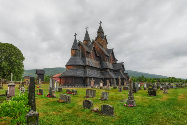 kościół klepkowy w heddal - kościół klepkowy znajdujący się w norweskim mieście heddal, w gminie notodden, w regionie telemark. jest to największy z 28 tego typu kościołów w norwegii - cyrce zdjęcia i obrazy z banku zdjęć