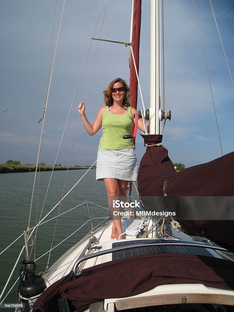 Junge Frau lag an Bord einer yacht - Lizenzfrei Aigues Mortes Stock-Foto