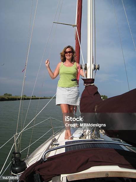 Junge Frau Lag An Bord Einer Yacht Stockfoto und mehr Bilder von Aigues Mortes - Aigues Mortes, Attraktive Frau, Blick in die Kamera