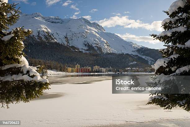 Nowoczesne Budynki Wśród Snowy Krajobraz - zdjęcia stockowe i więcej obrazów Alpy - Alpy, Alpy Szwajcarskie, Bez ludzi