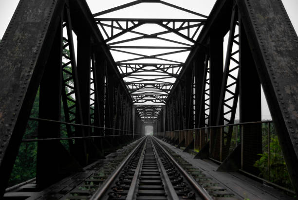 시골 지역의 검은 강철 철도 기차 다리 관점 풍경 - railway bridge 뉴스 사진 이미지