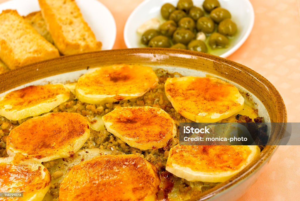 Moussaka de berinjela com queijo e batatas assadas - Foto de stock de Assado no Forno royalty-free