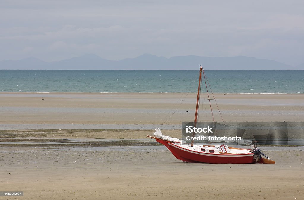 Sailing boat on безлюдная Пляж - Стоковые фото Marahau роялти-фри