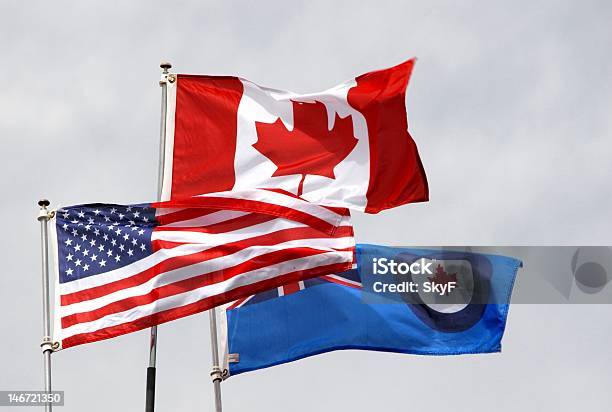 Photo libre de droit de Drapeaux Contre Ciel Nuageux banque d'images et plus d'images libres de droit de Drapeau - Drapeau, Drapeau américain, Drapeau canadien