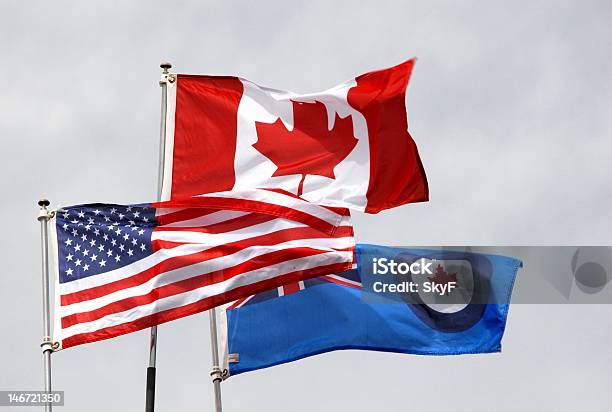 旗アゲインストクラウディスカイ - アメリカ合衆国のストックフォトや画像を多数ご用意 - アメリカ合衆国, アメリカ国旗, カナダ国旗