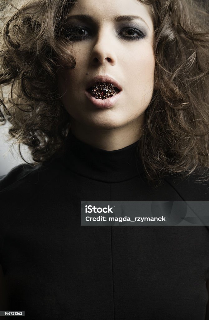 Retrato da moda de uma jovem mulher em preto - Foto de stock de Adulto royalty-free