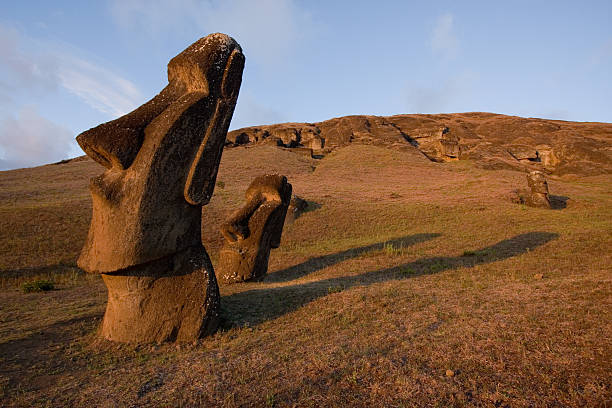 moai na ilha de páscoa com o sol conjuntos - polynesia moai statue island chile imagens e fotografias de stock