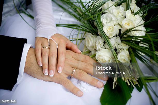 Hochzeitsringe Stockfoto und mehr Bilder von Anzug - Anzug, Blume, Braut