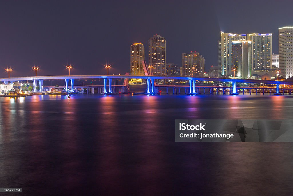 Miami Bayfront vista sullo Skyline e il porto di notte - Foto stock royalty-free di Acqua