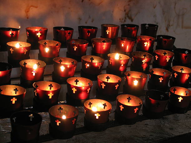 igreja de velas - tea light votive candle candle candlelight - fotografias e filmes do acervo