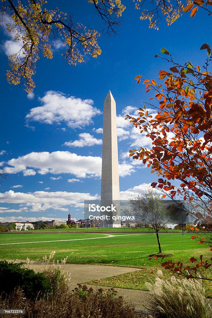 Pomnik Waszyngtona, jesień, oprawione Czerwone i żółte liście, Blue Sky - Zbiór zdjęć royalty-free (Autorytet)