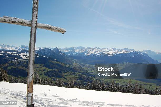 Cruce Sobre La Cumbre De Wildspitz Foto de stock y más banco de imágenes de Aire libre - Aire libre, Alpes Europeos, Alpes suizos