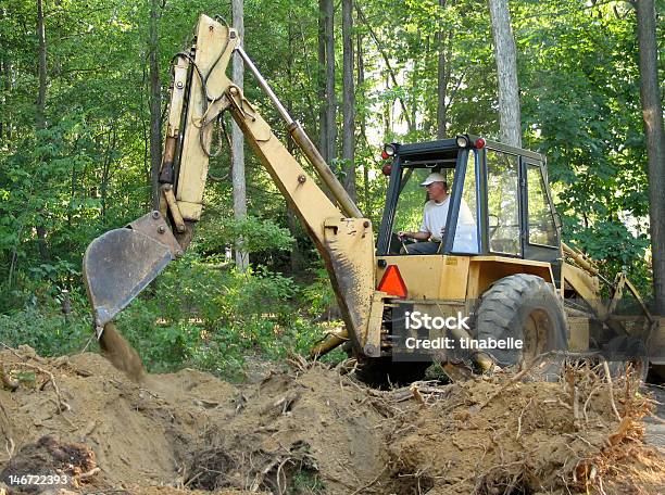 Un Hombre Backhoe Funcionamiento Foto de stock y más banco de imágenes de Cavadora mecánica - Cavadora mecánica, Hombres, Pala - Parte de un vehículo