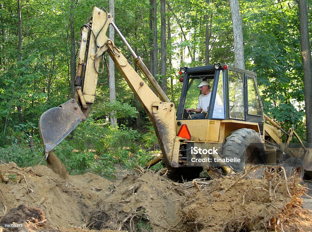 Człowiek pracy backhoe - Zbiór zdjęć royalty-free (Spychacz ziemi)