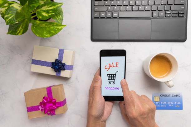istock Get a gift from online shopping on your smartphone 1467225687