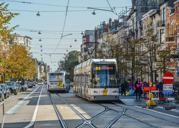 straßenbahn auf den straßen von gent, belgien - cable stayed stock-fotos und bilder