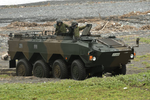 veículo blindado blindado de transporte de pessoal com rodas da força de autodefesa terrestre do japão type-96. - japanese military - fotografias e filmes do acervo