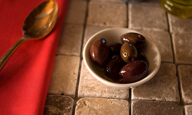 calamata излеченным ресторан olives в греции - calamata olive стоковые фото и изображения