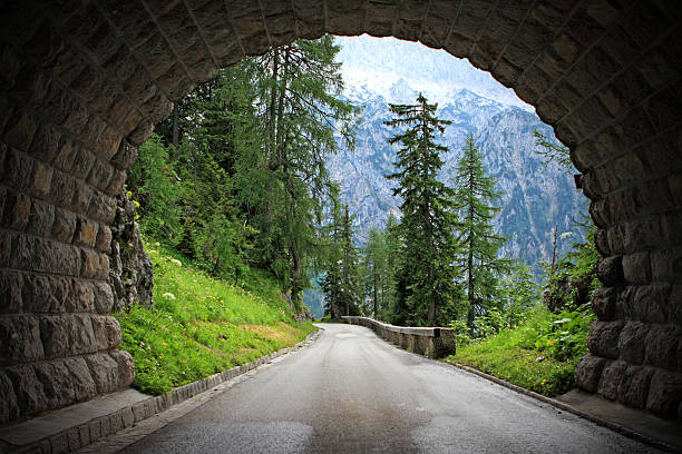 Túnel de carretera en los alpes - foto de stock