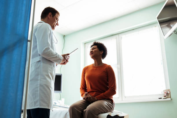 istock Physical therapist prepares to work with patient 1467240807