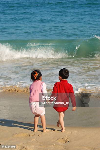 Niños Jugando Foto de stock y más banco de imágenes de Agua - Agua, Aire libre, Amistad