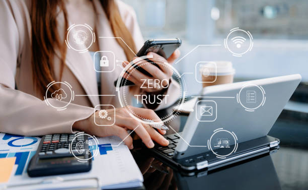 concetto di sicurezza zero trust persona che utilizza computer e tablet con icona zero trust sullo schermo virtuale di data businesses.in office - zero foto e immagini stock